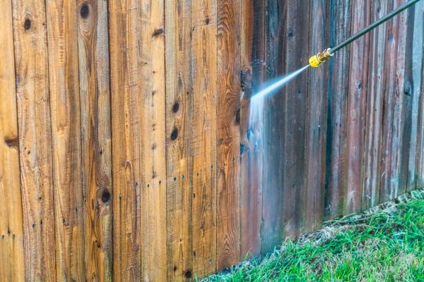 Fence Washing in Naples